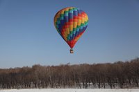 ウラジオストク市の上に気球でグループの飛行
